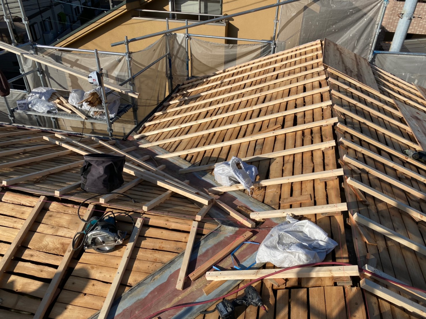 細い垂木で凸凹解消